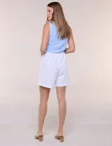 Short de algodón color celeste con sutiles rayas blancas, de silueta holgada, pierna recta y pretina fruncida con elástico y cordón de ajuste.