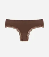 Bombacha de bikini hilo de tiro bajo y laterales medianos, confeccionada en poliamida sin costuras con textura acanalada y detalles de encaje en las aberturas.