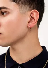 Par de aros tipo argolla de acero quirúrgico hipoalergénico color dorado.