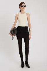 Body elastizado color crema con escote a la base y silueta ajustada.