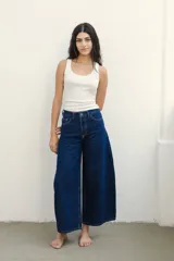 Pantalón de jean azul oscuro, de corte amplio y tiro alto.