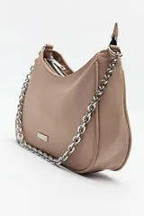 Cartera negra estilo baguette de nylon con correa de cadena metálica plateada y logo rectangular plateado en el frente.