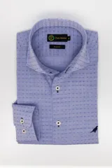 Camisa de manga larga Club House modelo Hudson, corte slim fit, color celeste con estampado de pequeños motivos geométricos y un bordado de pájaro en el frente.