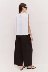 Pantalón negro de tiro alto con cintura elastizada y cordón ajustable, de corte amplio y relajado, con bolsillos laterales.
