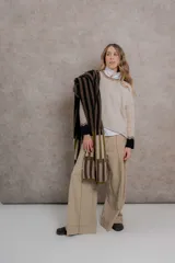 Chal tejido en lambswool italiano a rayas verticales en tonos beige, marrón y verde.