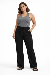 Pantalón deportivo de corte recto y tiro medio, color negro, con cintura elástica ajustable mediante cordón y bolsillos laterales.