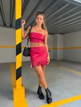 Top strapless de cuero sintético color rojo.