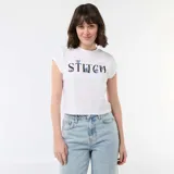 Remera corta blanca con diseño estampado de Stitch en el pecho y letras decorativas.