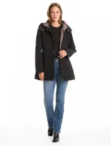 Gabardina impermeable de alta densidad color beige, con capucha desmontable, cierre metálico oculto bajo cartera con botones a presión dorados y forro interno desmontable.