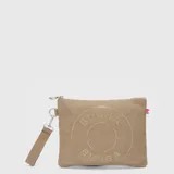 Clutch de tela tipo canvas color rosado, con diseño circular estampado en el frente y correa de muñeca extraíble. Cuenta con cierre superior metálico.
