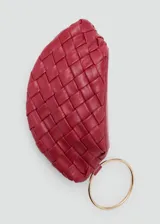 Bolso de mano pequeño con diseño trenzado en cuero ovino color rojo, con cierre a presión y forro interior de algodón.