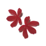 Par de aros con forma de flor de cinco pétalos, color rojo.