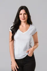 Remera de algodón blanca con cuello en V y mangas cortas, de corte clásico y ajuste entallado.