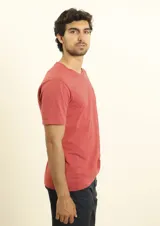 Remera celeste de algodón con bolsillo en el pecho y cuello redondo.