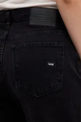 Jean de corte baggy con silueta amplia y relajada desde la cintura hasta el bajo. Presenta tiro bajo y diseño de cinco bolsillos con costuras laterales reforzadas.