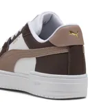 Championes urbanos Puma modelo CA Pro Classic II, con diseño de corte bajo y suela de plataforma. Presenta una combinación de colores blanco, marrón oscuro y rosa viejo, con el logo de la marca en dorado en el lateral y en la entresuela.