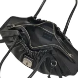 Cartera satchel Marc Jacobs The Cristina, de líneas limpias y cuero de cordero suave color negro, con detalles de herrajes metálicos y correa de hombro.