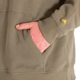 Canguro color verde oliva con capucha ajustable y bolsillo tipo canguro. Logo de Caterpillar estampado en el pecho.