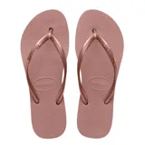 Sandalias de dedo Havaianas modelo Slim, de color rosado con acabado metalizado en las tiras y textura de grano de arroz en la plantilla.
