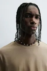 Camiseta slim fit de manga corta y cuello redondo, confeccionada en tejido de algodón con elasticidad.