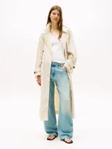 Gabardina larga color beige claro, con corte oversize, solapas con muescas, cierre de botones y cinturón anudable.