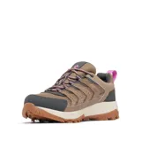 Zapatilla de senderismo Columbia Strata Trail Low WP para mujer, color arena (marrón claro) con detalles en gris oscuro y cordones y tirador trasero en rosa. Presenta construcción impermeable y transpirable Omni-Tech™, entresuela TechLite™ y suela Omni-Grip™.