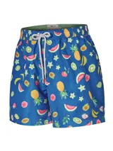 Short de baño azul con estampado de frutas tropicales.