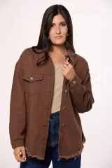 Sobrecamisa de jean color marrón, con cierre frontal de botones metálicos, bolsillos frontales con solapa y ruedo deshilachado.