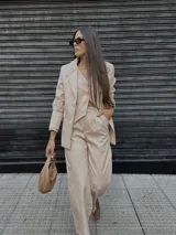 Pantalón sastrero negro de tela liviana, con pretina y pinzas.