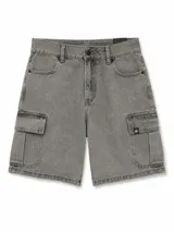 Bermuda cargo de denim gris con efecto acid wash, bolsillos laterales con solapa y cierre de botón y cremallera.