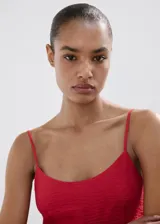 Vestido corto rojo de tirantes finos, con diseño fluido y tejido plisado.