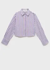 Camisa crop de mangas largas con puños abotonados, cuello camisero y cierre frontal con botones. Diseño a rayas verticales blancas y azul marino.