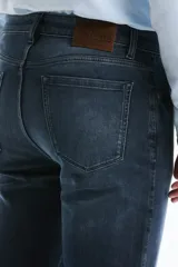 Pantalón de denim azul oscuro, de corte slim y diseño clásico de cinco bolsillos.