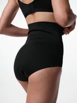 Bombacha modelante de tiro alto en microfibra, con panel frontal de compresión con cierre de ganchos y diseño que llega hasta debajo del busto. Cuenta con silicona antideslizante en el borde superior y fundillo de algodón.