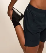 Bermuda deportiva Get Over para hombre, en color marrón, con cintura elástica, cordón de ajuste y bolsillos con cierre. Cuenta con tecnología Laser Cut en los laterales para mayor transpirabilidad.