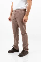 Pantalón de jean marrón con corte clásico, tiro medio y corte recto.