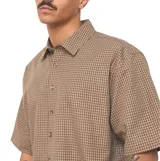 Camisa de manga corta Quiksilver modelo Choppy, de color marrón con estampado a cuadros vichy y cierre frontal de botones.