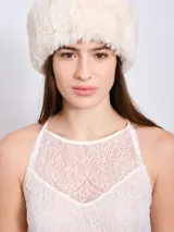 Top de encaje color crema con diseño de cuello halter y escote redondeado.