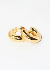 Par de aros dorados de acero quirúrgico, con forma de medio aro grueso.