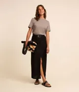 Remera verde esmeralda de algodón, con cuello redondo y mangas cortas.