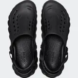 Zueco Crocs modelo Echo, color negro, con diseño esculpido y deportivo. Presenta una estructura moldeada con puertos de ventilación laterales, suela de doble densidad y una correa trasera ajustable con almohadilla para el talón.