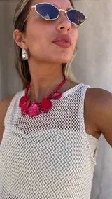 Collar de piedras irregulares de color fucsia intenso, unidas por un cordón trenzado del mismo color.