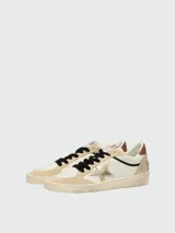 Zapatillas Ball Star de Golden Goose confeccionadas en cuero blanco, con puntera y refuerzo trasero de gamuza en tono beige, estrella lateral laminada en tono dorado y cordones negros.
