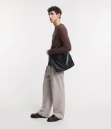 Suéter masculino de cuello redondo y manga larga, confeccionado en tejido de punto liso. Presenta un diseño básico y versátil, ideal para uso diario.