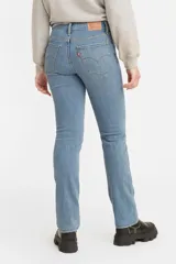 Jeans de tiro alto con corte recto, ajustados en la cadera y los muslos. Presentan un lavado en tono azul medio claro y cierre frontal con bragueta.