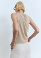 Top Vella de punto fino sin mangas, color beige tostado, con escote en V y tirantes anchos de diseño recto.