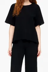 Sweater negro de punto con mangas cortas y cuello redondo.