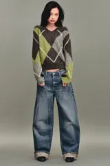 Jersey de cuello pico y manga larga, con estampado de rombos en tonos marrón, verde y gris, y acabados en rib.