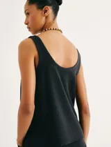 Blusa sin mangas de color azul oscuro, con escote redondo amplio y corte recto, confeccionada en una tela fluida y elegante.