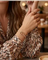 Pulsera de acero dorado con diseño central del Árbol de la Vida rodeado de circonias, y cadena ajustable con incrustaciones de piedras brillantes.